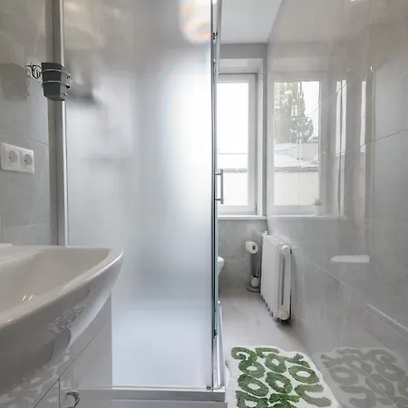 Chic & Cozy In The Heart Of Апартаменти